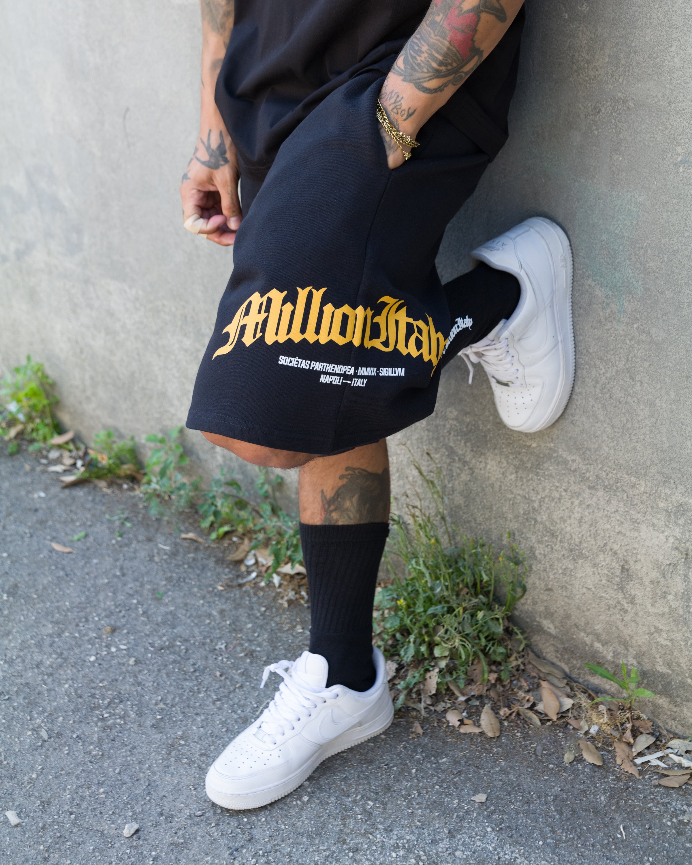 Schwarze Shorts mit Arch-Logo