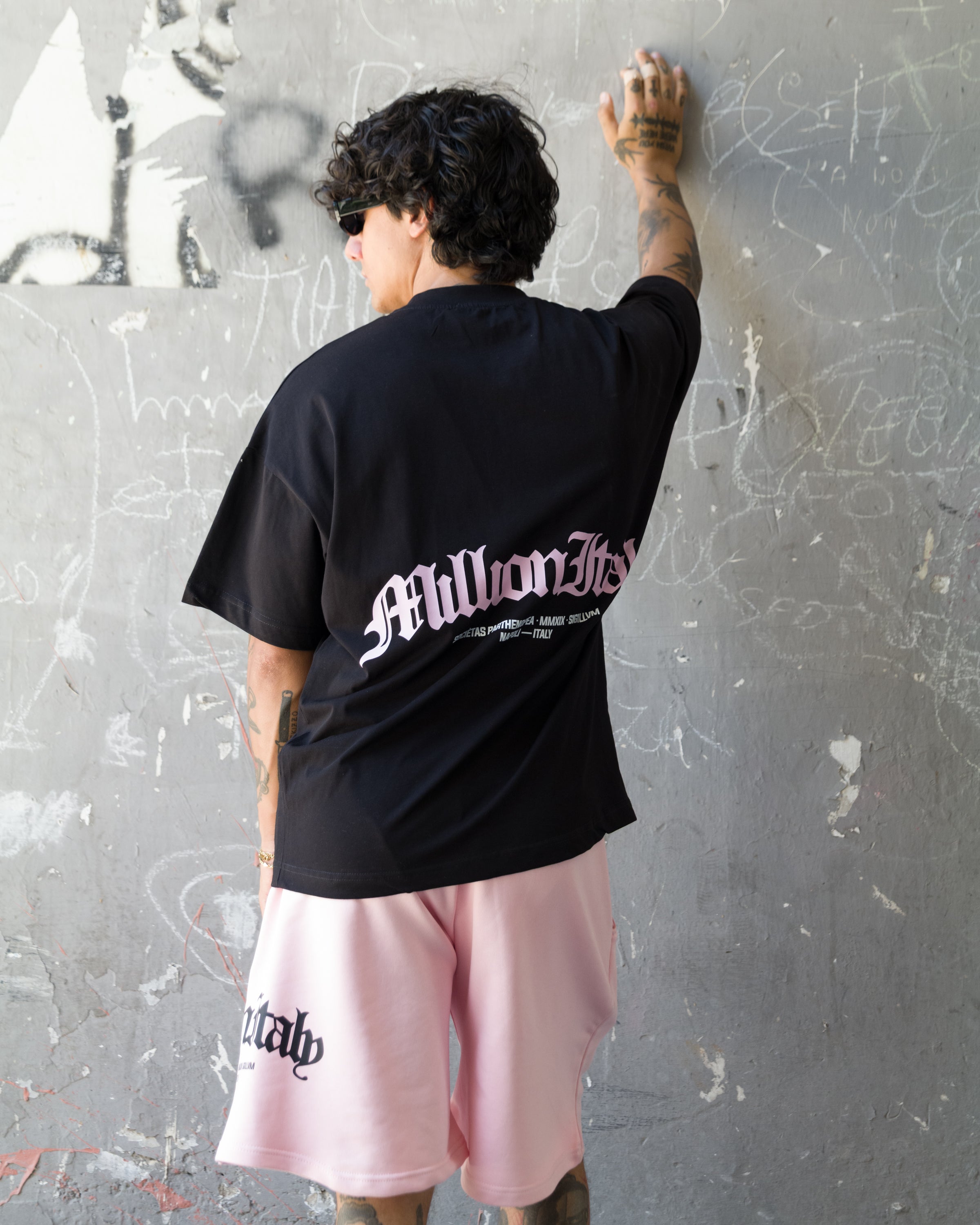 Schwarzes T-Shirt mit rosa Arch-Logo