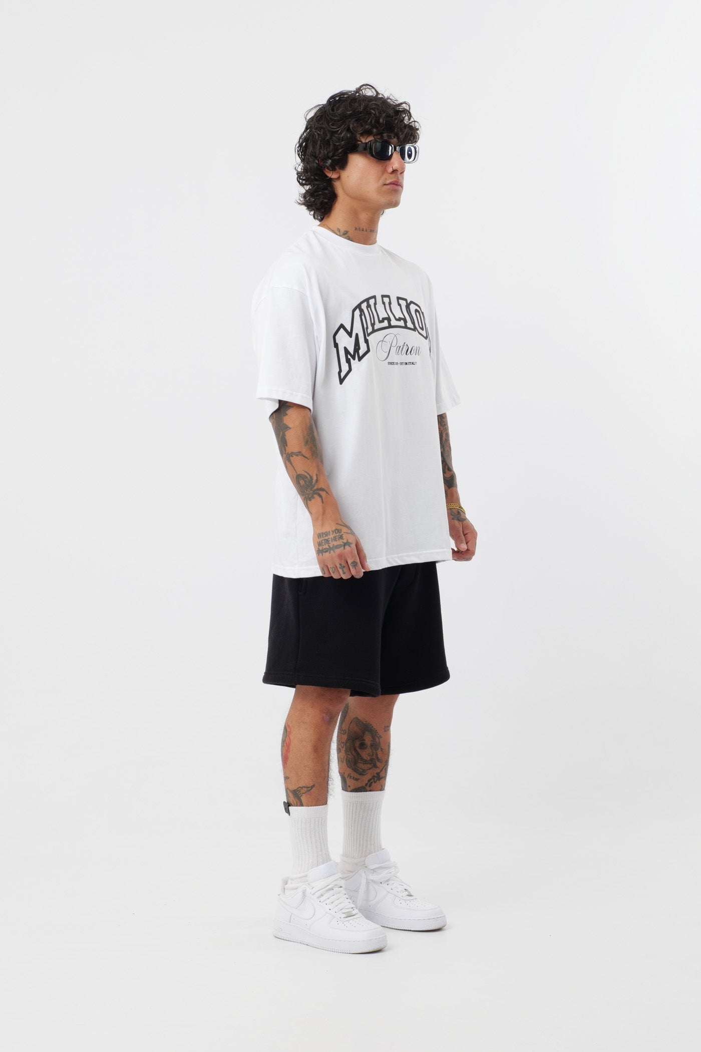 Weißes T-Shirt mit schwarzem Logo