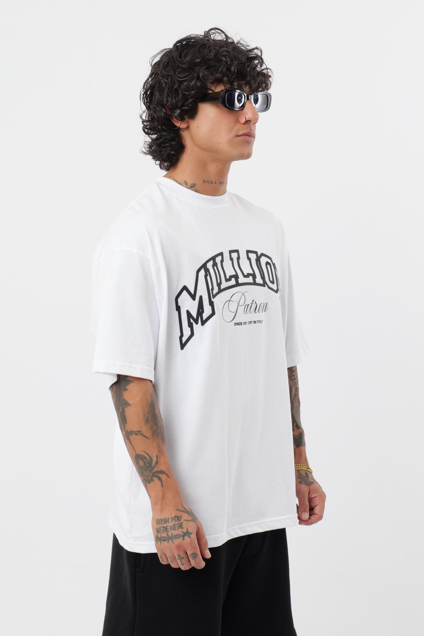 Weißes T-Shirt mit schwarzem Logo