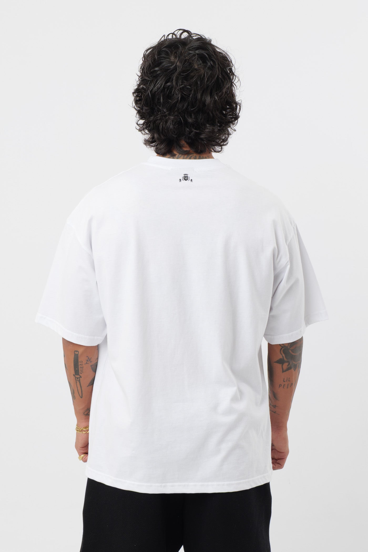 Weißes T-Shirt mit schwarzem Logo