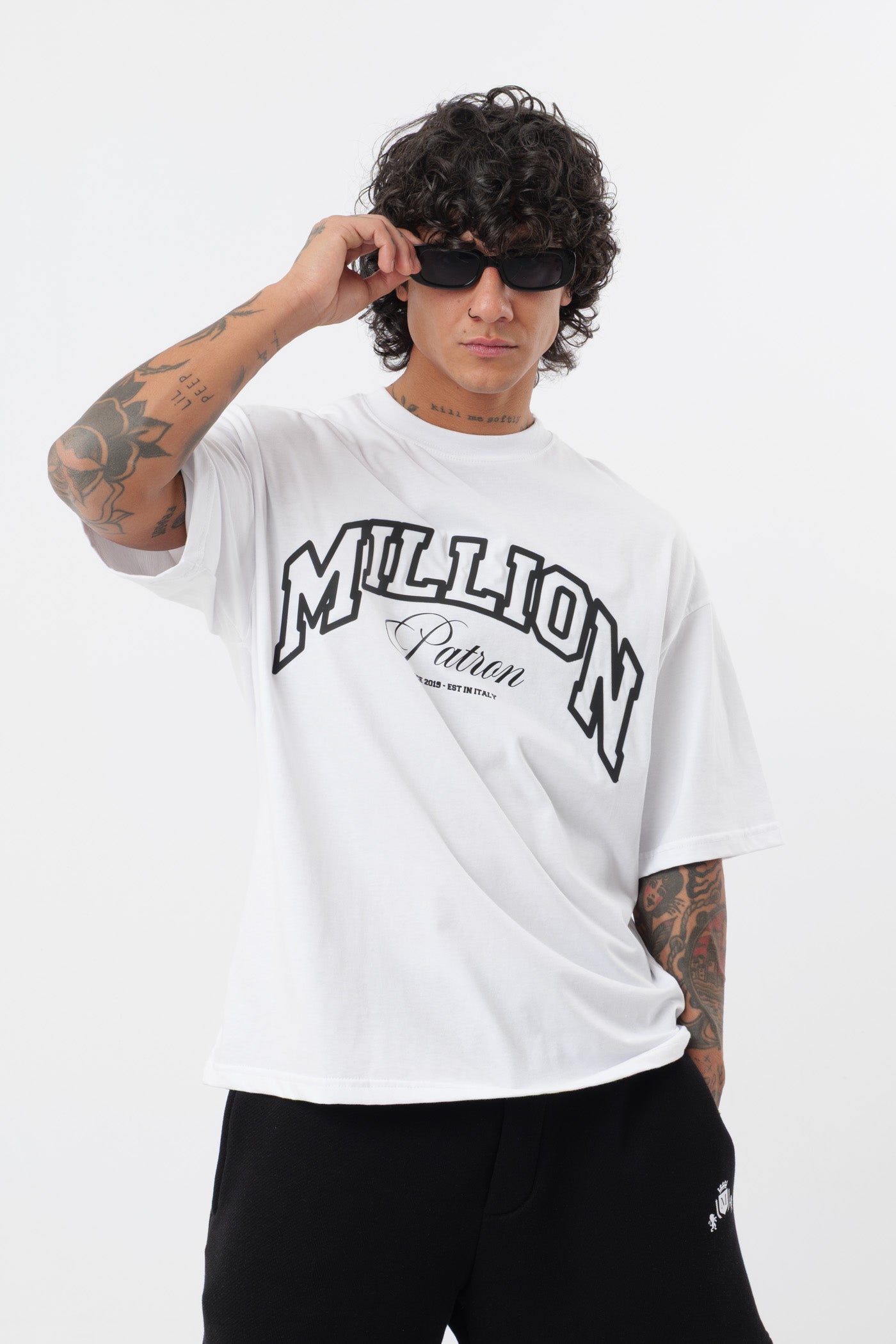 Weißes T-Shirt mit schwarzem Logo