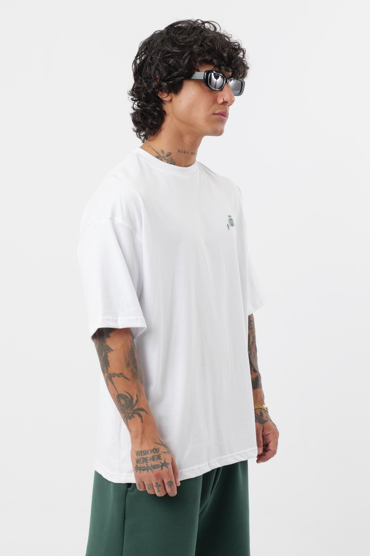 Weißes T-Shirt mit schwarzem Logo