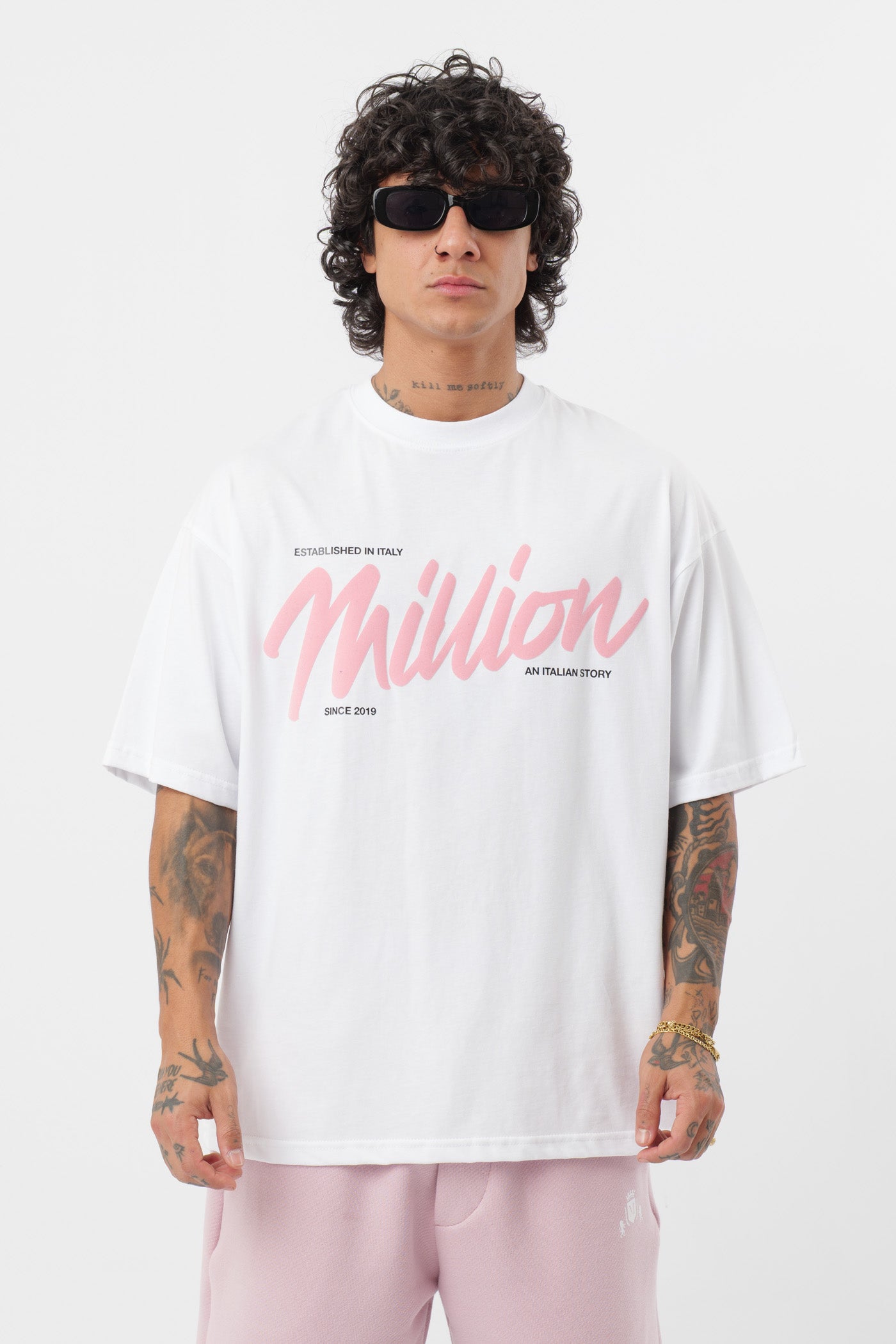 Weißes T-Shirt mit schwarzem Logo