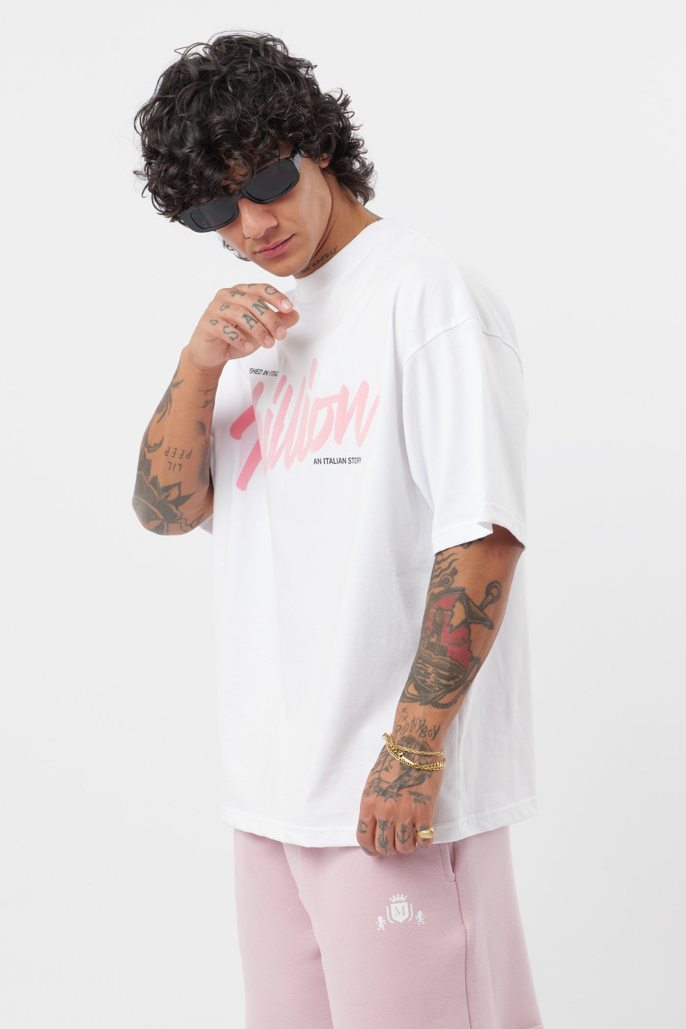 Weißes T-Shirt mit schwarzem Logo