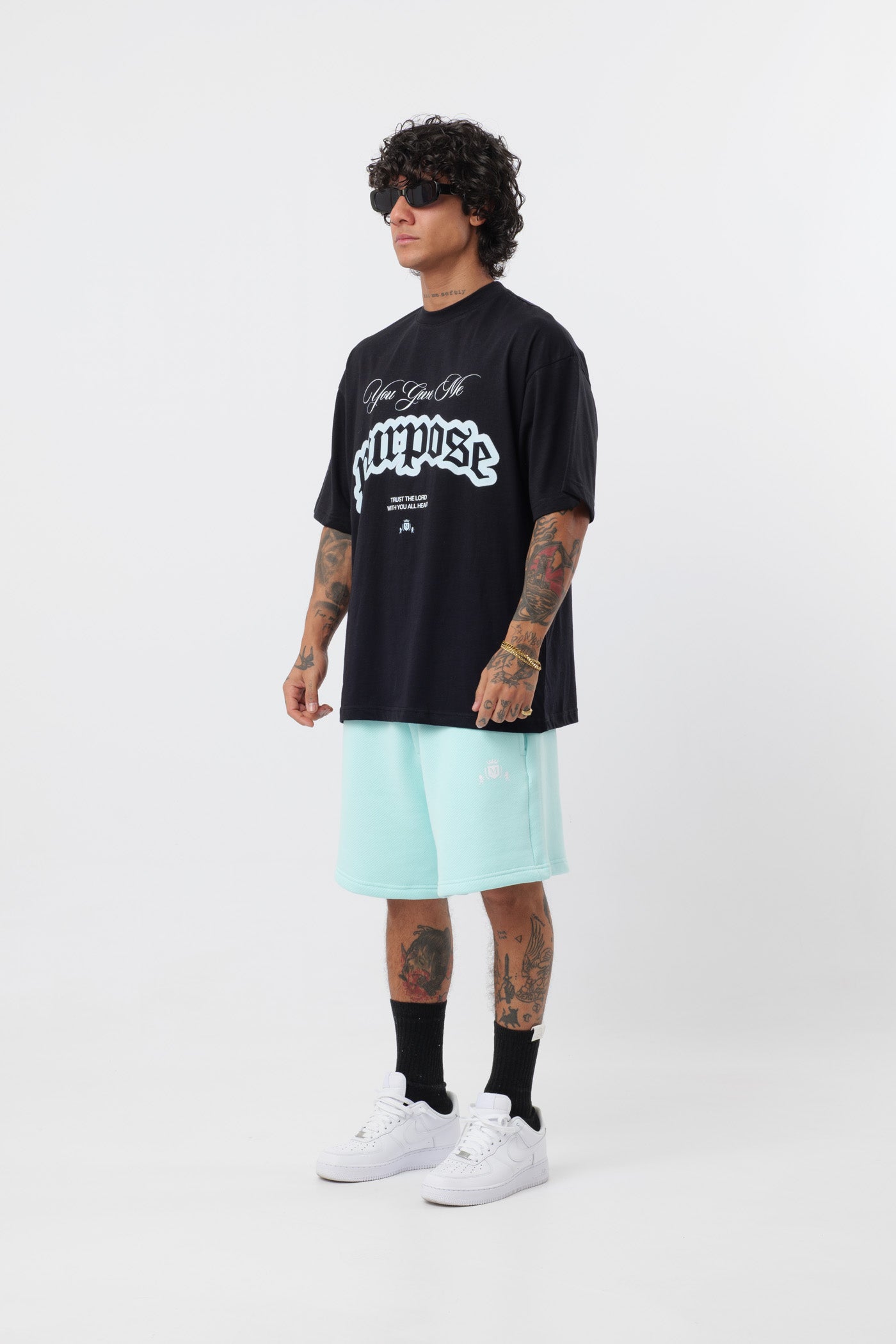 Schwarzes T-Shirt mit schwarzem Logo