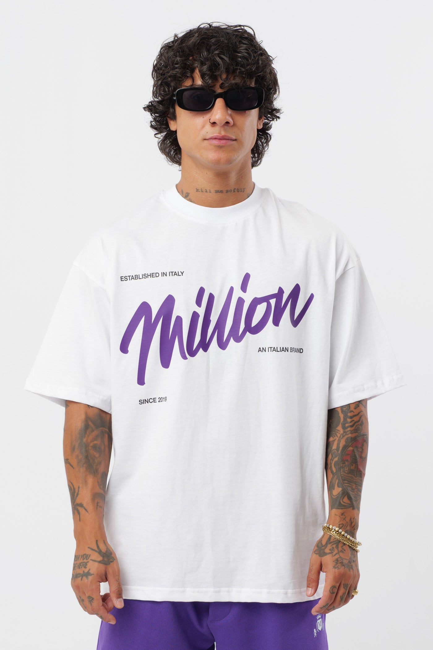 Weißes T-Shirt mit schwarzem Logo