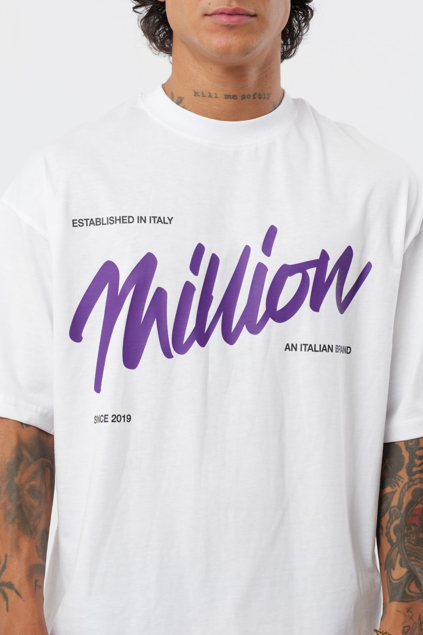 Weißes T-Shirt mit schwarzem Logo