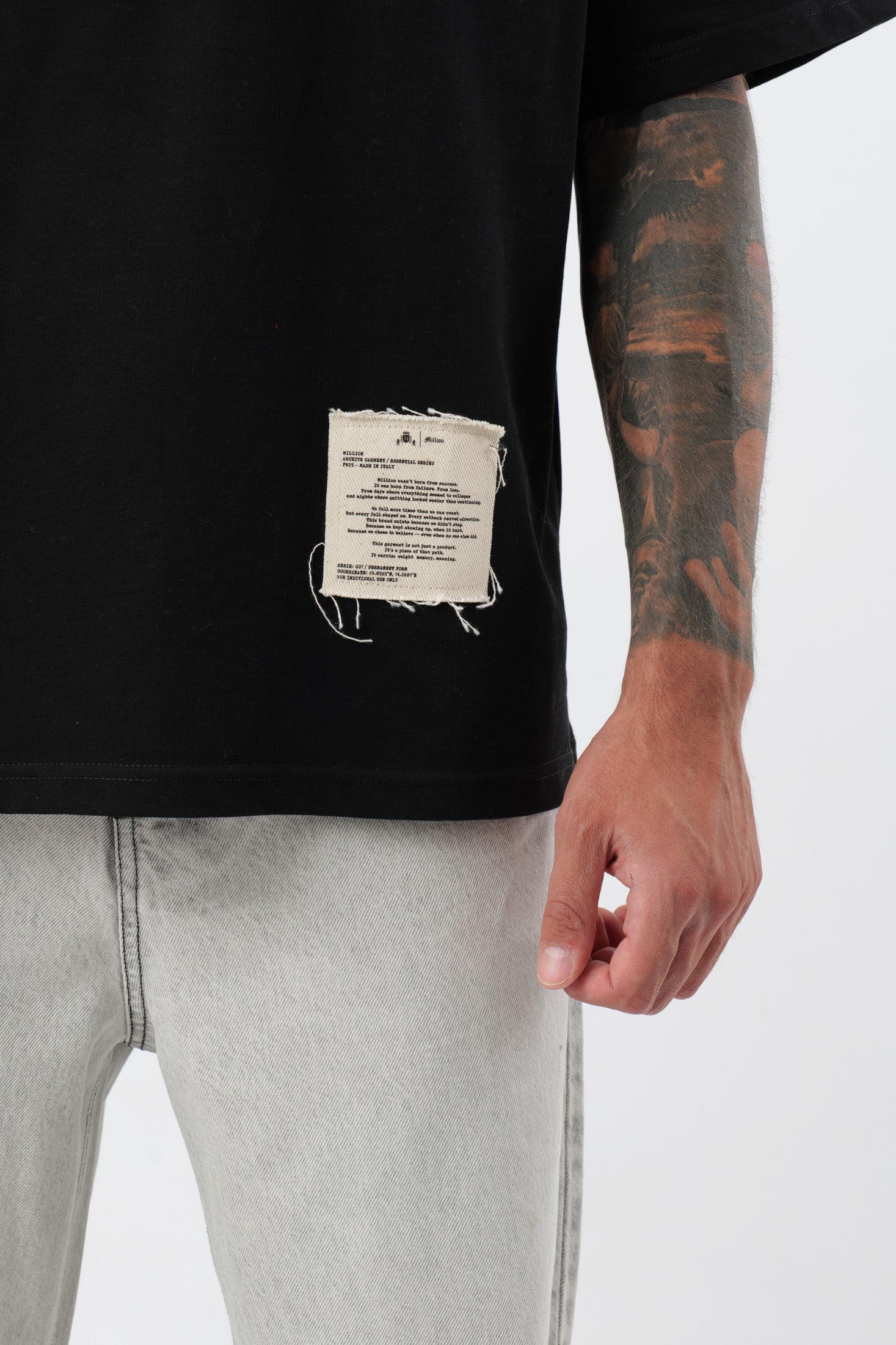 Schwarzes „Archive“-T-Shirt