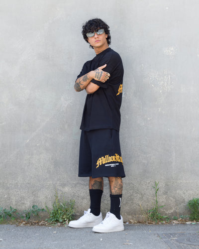 Schwarzes T-Shirt mit gelbem Arch-Logo