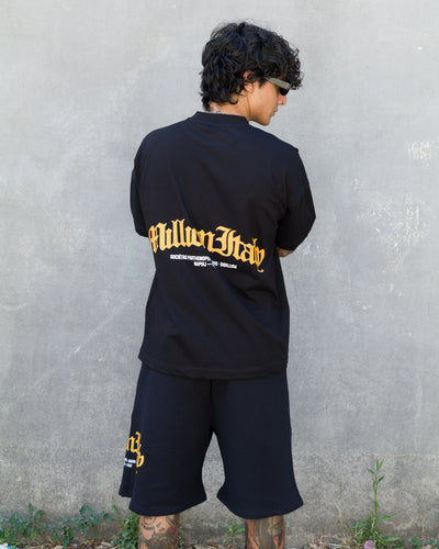 Schwarzes T-Shirt mit gelbem Arch-Logo