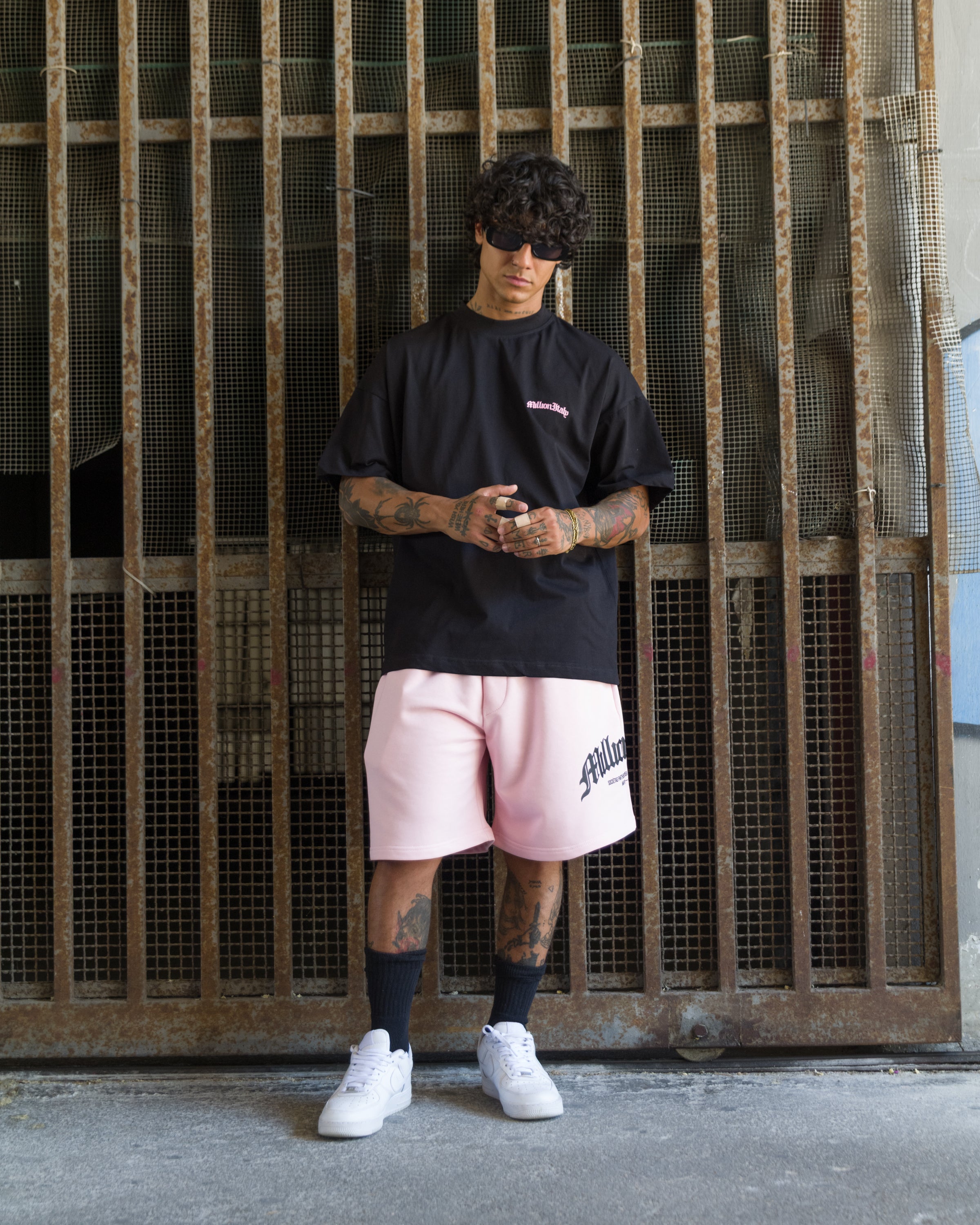 Schwarzes T-Shirt mit rosa Arch-Logo