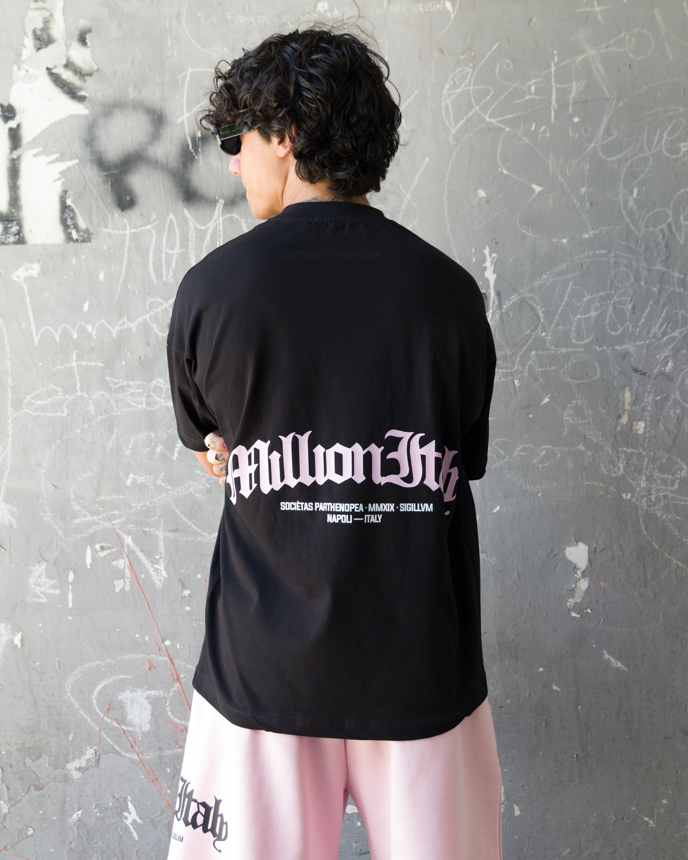 Schwarzes T-Shirt mit rosa Arch-Logo