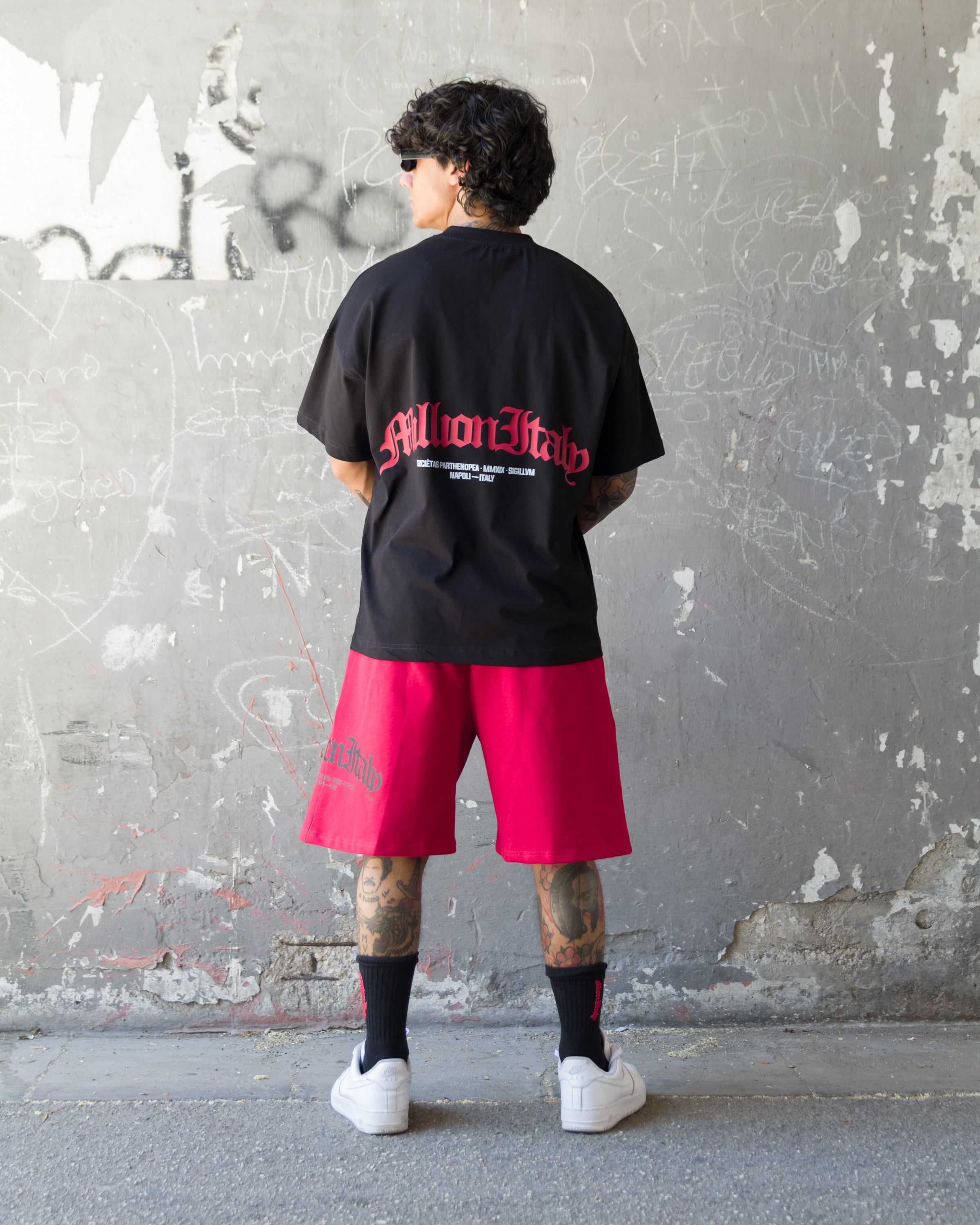 Schwarzes T-Shirt Rotes Arch-Logo