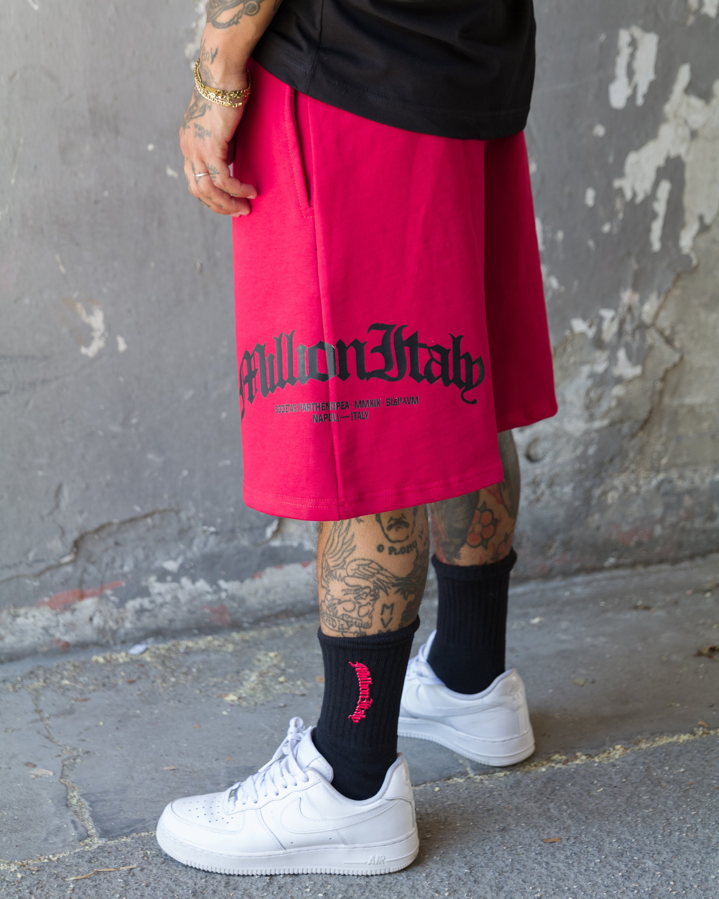 Rote Shorts mit Arch Logo