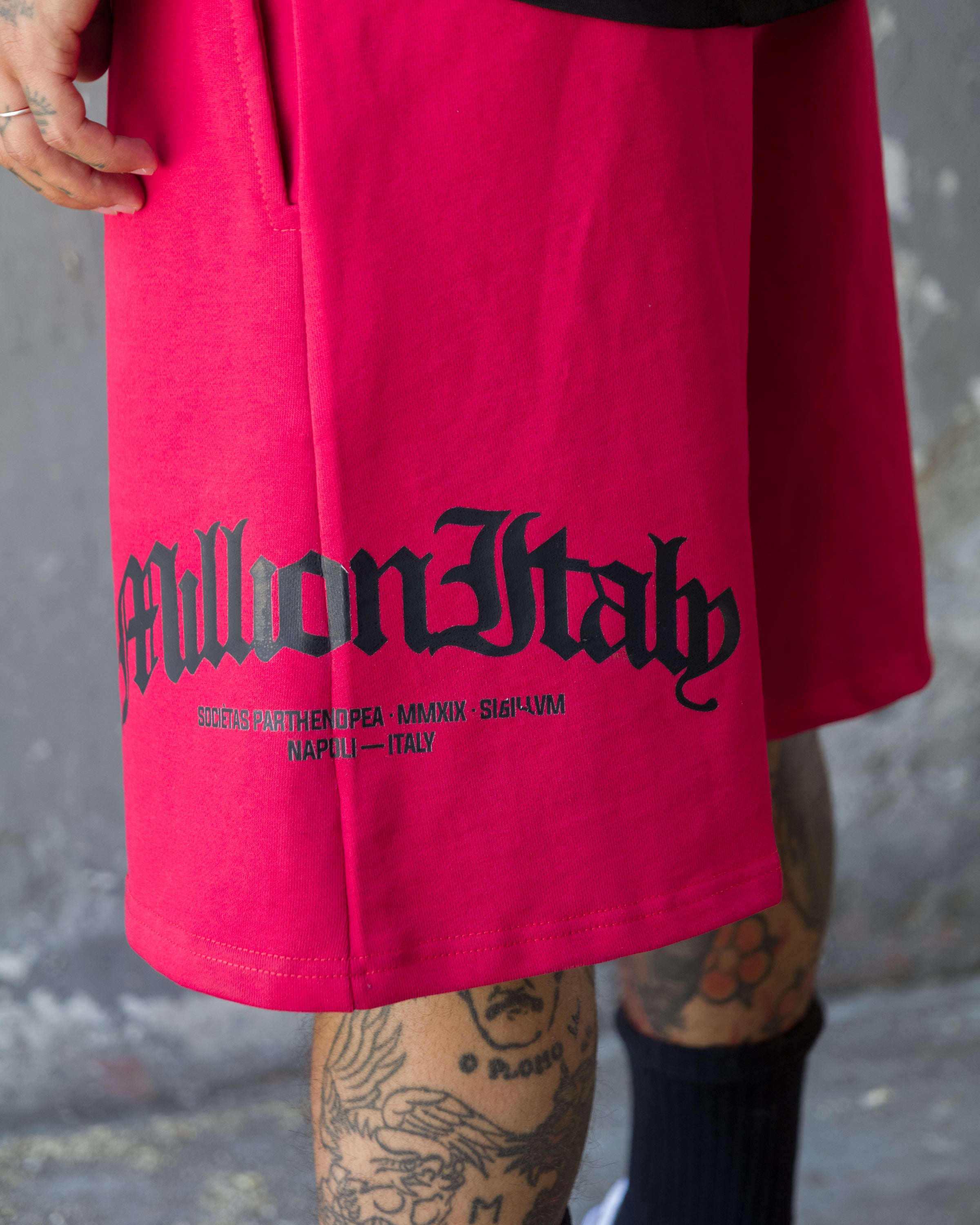 Rote Shorts mit Arch Logo