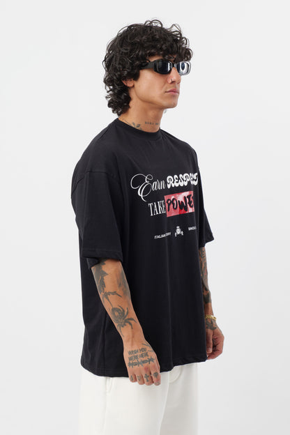 Schwarzes T-Shirt mit schwarzem Logo
