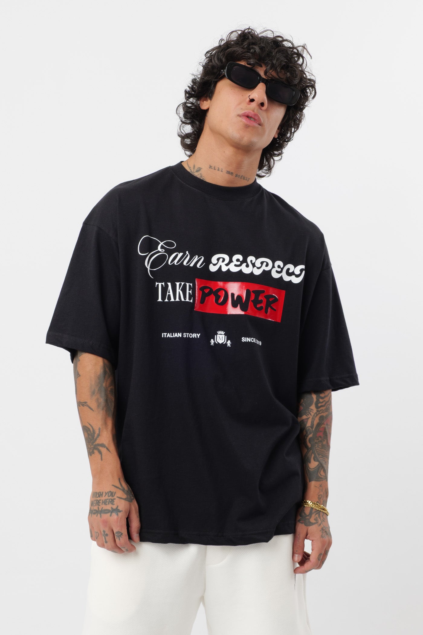 Schwarzes T-Shirt mit schwarzem Logo